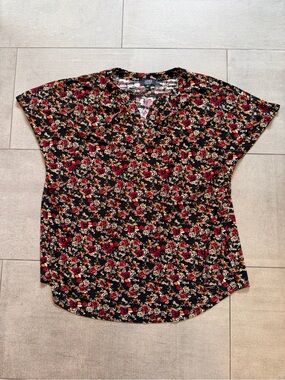 NWOT Floral Split-Neck Blouse - Black w Red, Orange & Tan Print in great fabric!